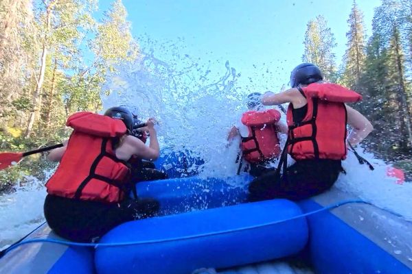 Koskenlasku Kuusamossa  - veden kuohua, pärskeitä ja hauskoja hetkiä